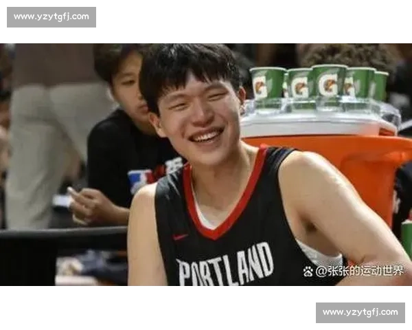 一身白配粉书包！杨瀚森登机赴客场